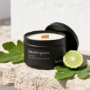 Svíčka Lucera Italian Bergamot v černé plechovce na travertinovém kameni s rozkrojeným bergamotem a fíkovými listy