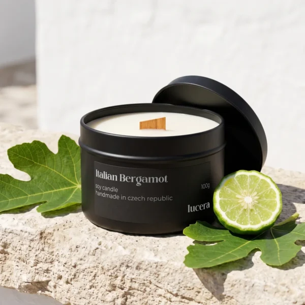 Svíčka Lucera Italian Bergamot v černé plechovce na travertinovém kameni s rozkrojeným bergamotem a fíkovými listy