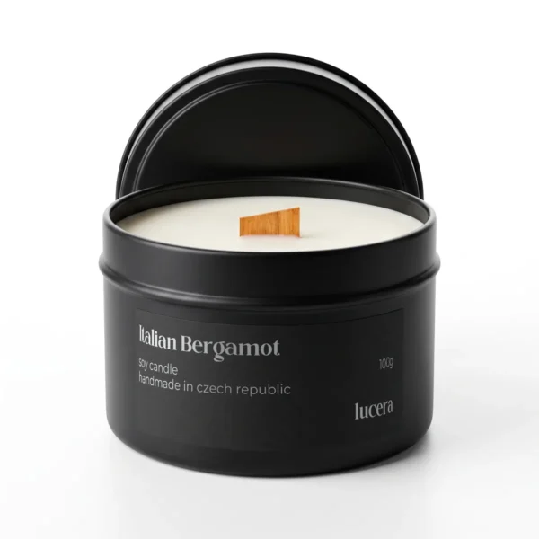 Svíčka Lucera ITALIAN BERGAMOT v černé plechovce se sójovým voskem a dřevěným knotem, 100 g, na bílém pozadí