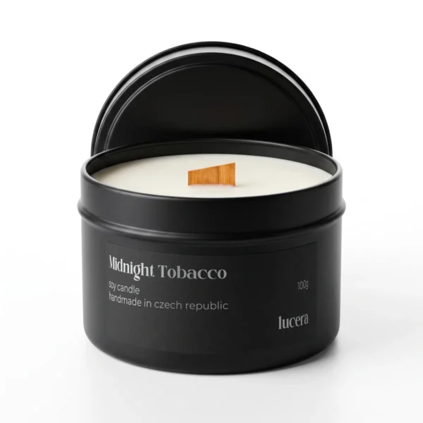 Svíčka Lucera MIDNIGHT TOBACCO v černé plechovce se sójovým voskem a dřevěným knotem, 100 g, na bílém pozadí