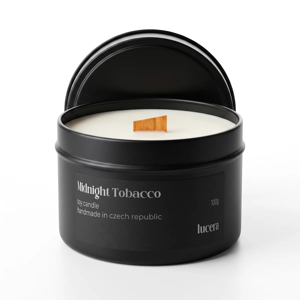 Svíčka Lucera MIDNIGHT TOBACCO v černé plechovce se sójovým voskem a dřevěným knotem, 100 g, na bílém pozadí