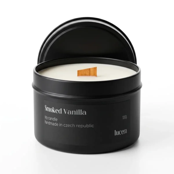 Svíčka Lucera SMOKED VANILLA v černé plechovce se sójovým voskem a dřevěným knotem, 100 g, na bílém pozadí