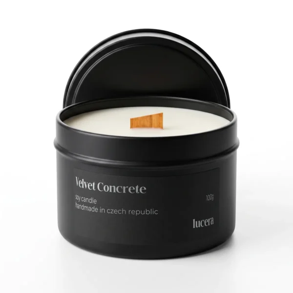 Svíčka Lucera VELVET CONCRETE v černé plechovce se sójovým voskem a dřevěným knotem, 100 g, na bílém pozadí