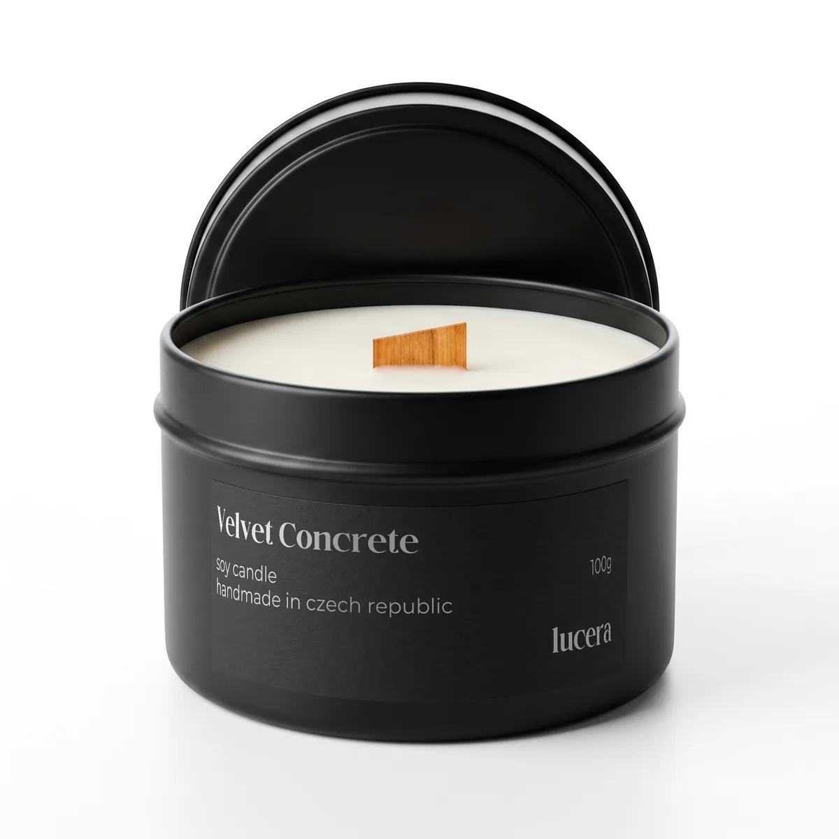 Svíčka Lucera VELVET CONCRETE v černé plechovce se sójovým voskem a dřevěným knotem, 100 g, na bílém pozadí