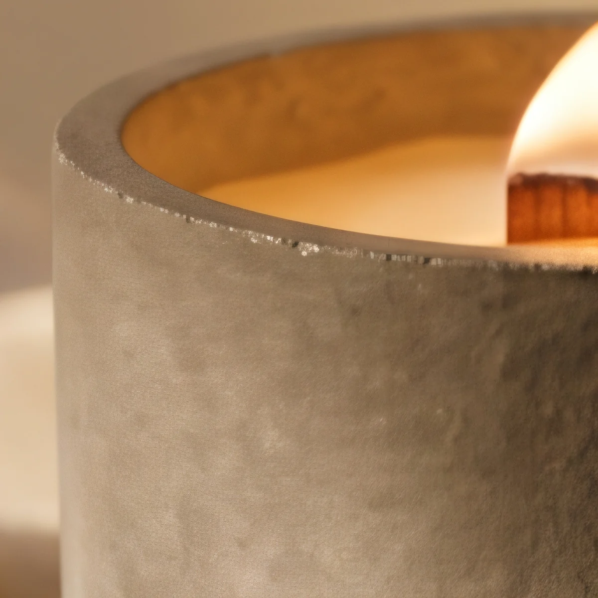 Detail povrchu ručně odlévaného betonu svíčky Lucera Velvet Concrete s viditelnými póry