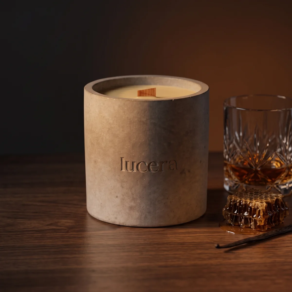 MEDOVÁ WHISKEY – betonová svíčka | Lucera
