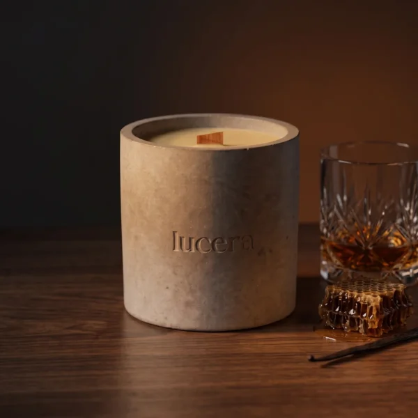 MEDOVÁ WHISKEY – betonová svíčka v aranžmá | Lucera