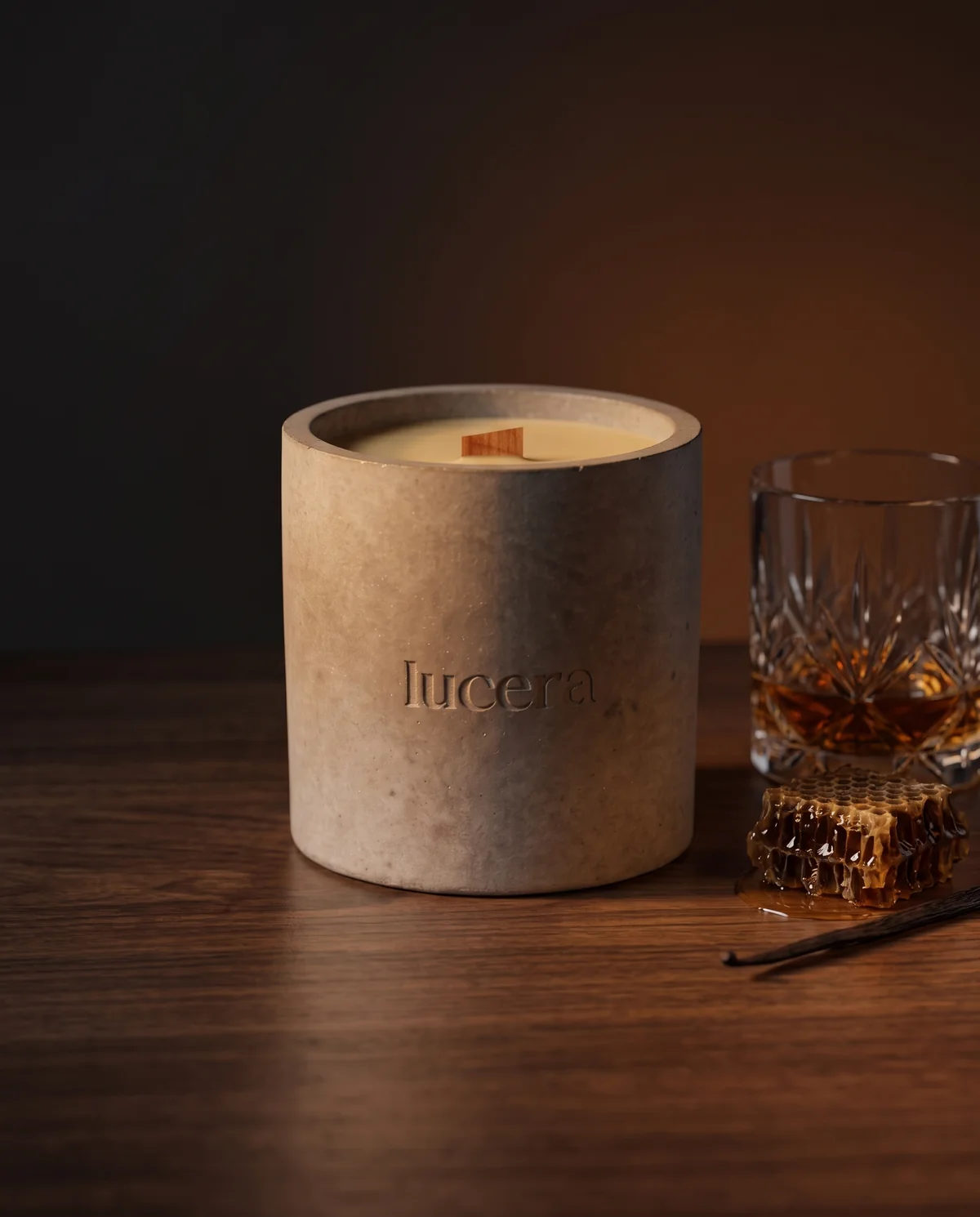 MEDOVÁ WHISKEY – betonová svíčka v aranžmá | Lucera