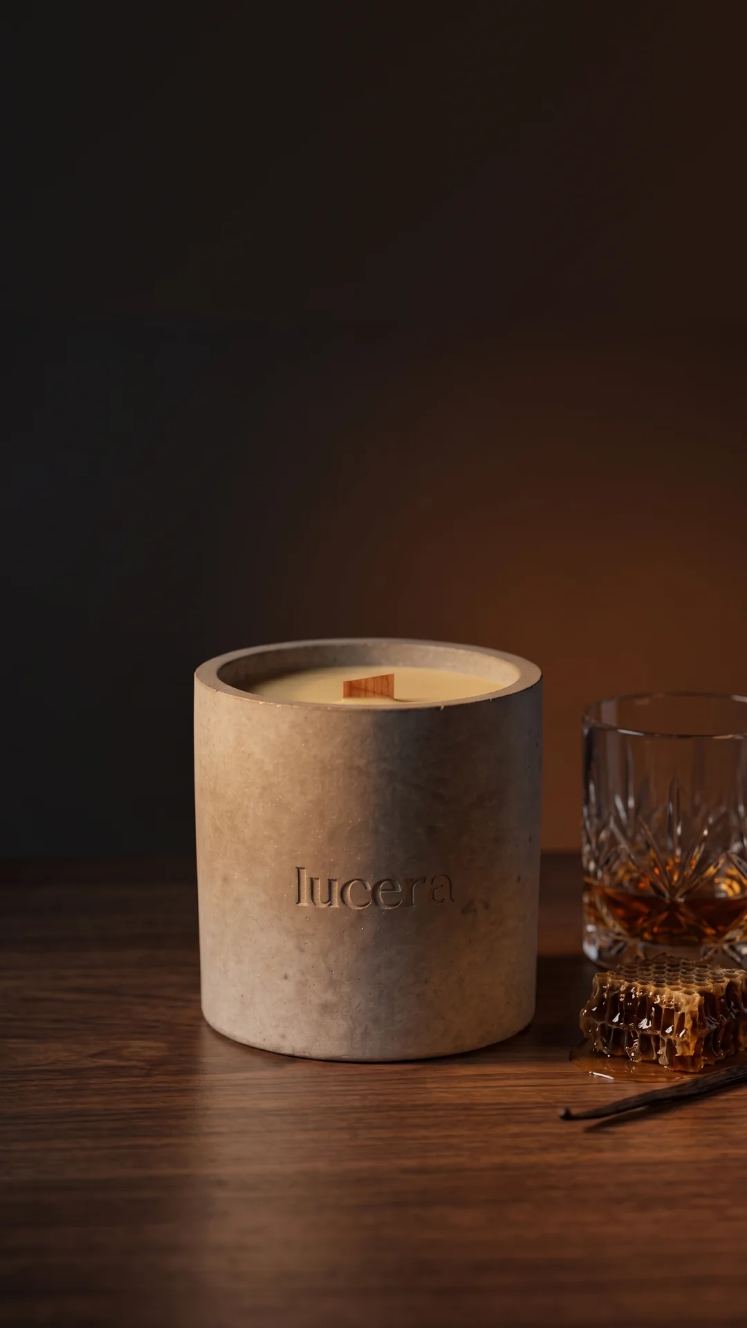 MEDOVÁ WHISKEY – betonová svíčka na výšku | Lucera