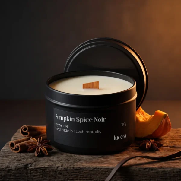 PUMPKIN SPICE NOIR – testovací svíčka v aranžmá | Lucera